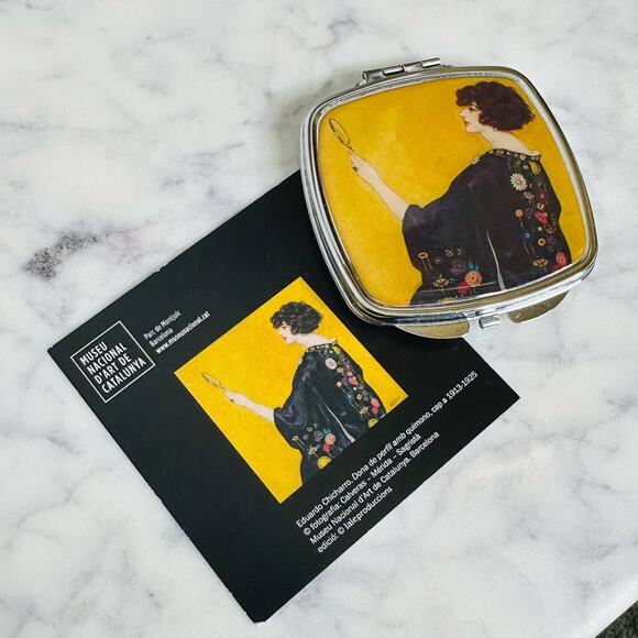 Mujer de perfil con quimono compact mirror - Picture 1 of 6